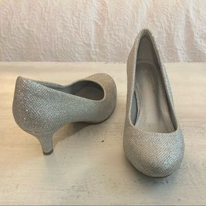 DREAM PAIRS Women's Bridal Wedding Party Low Heel Pump Shoes in Silver Sparkle